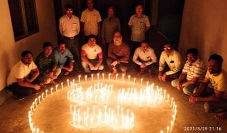 স্বাধীনতার সুবর্ণজয়ন্তী উদযাপন উপলক্ষ্যে মোমবাতি প্রজ্জ্বলনে অংশগ্রহণকারী কর্মকর্তা/কর্মচারীর একাংশ