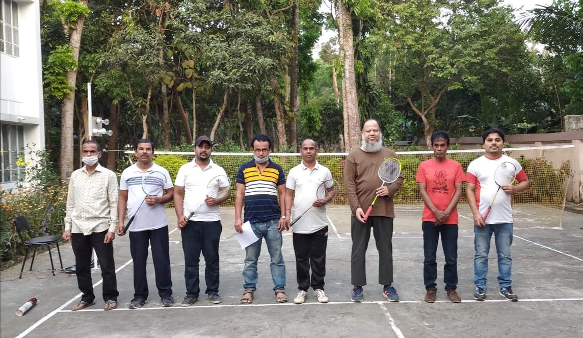 স্বাধীনতার সুবর্ণজয়ন্তী উদযাপন উপলক্ষ্যে ব্যাটমিন্টন প্রতিযোগিতায় অংশগ্রহণকারীদের একাংশ