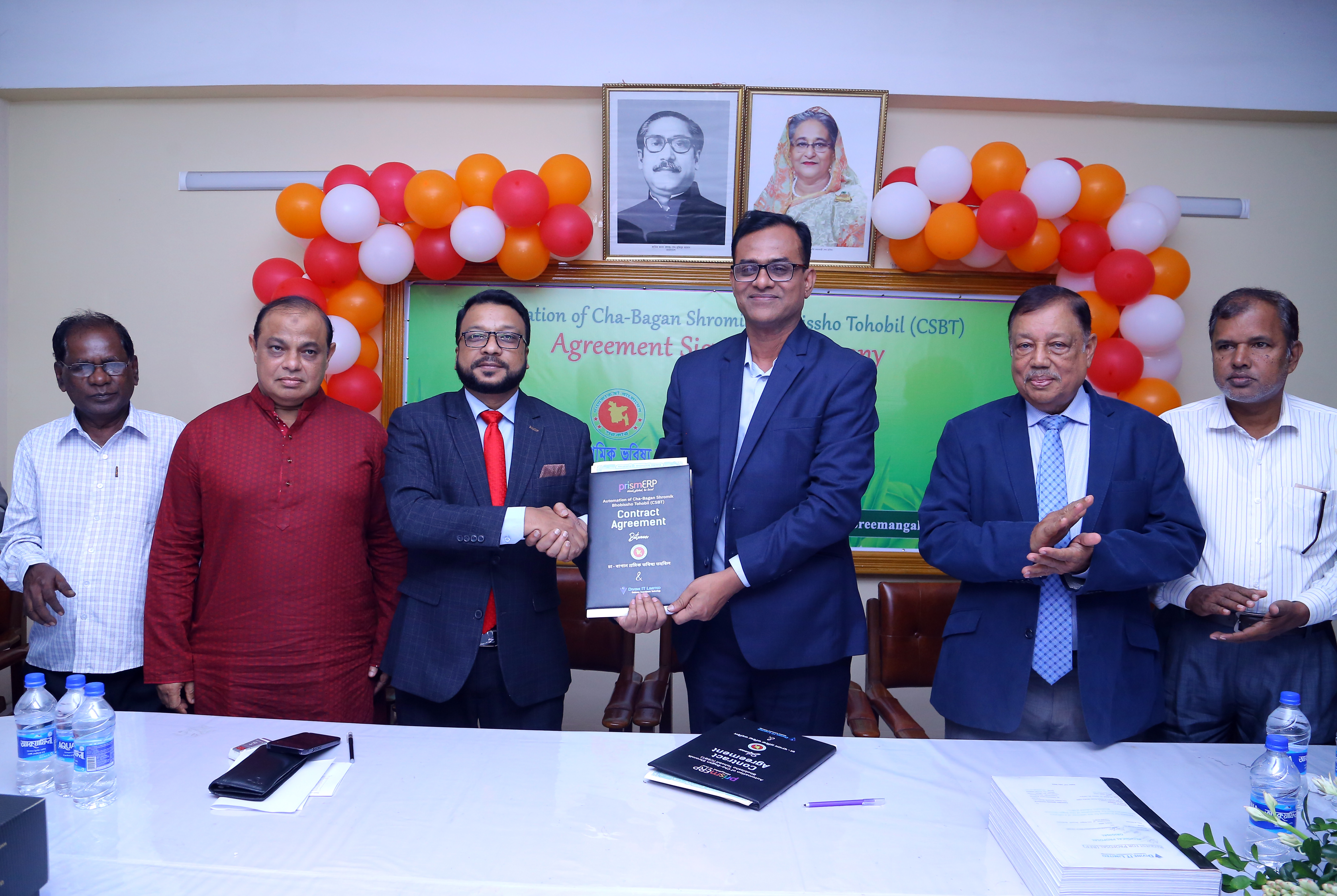 সম্মানীত ট্রাস্টিগণের উপস্থিতে কার্যালয়ের পক্ষে নিয়ন্ত্রক জনাব মোহাম্মদ নাহিদুল ইসলাম মহোদয় এবং ডিভাইন আইটি লিঃ এর পক্ষে ভিপি জনাব মাহফিজুর রহমান চুক্তি হস্তান্তর করেন।