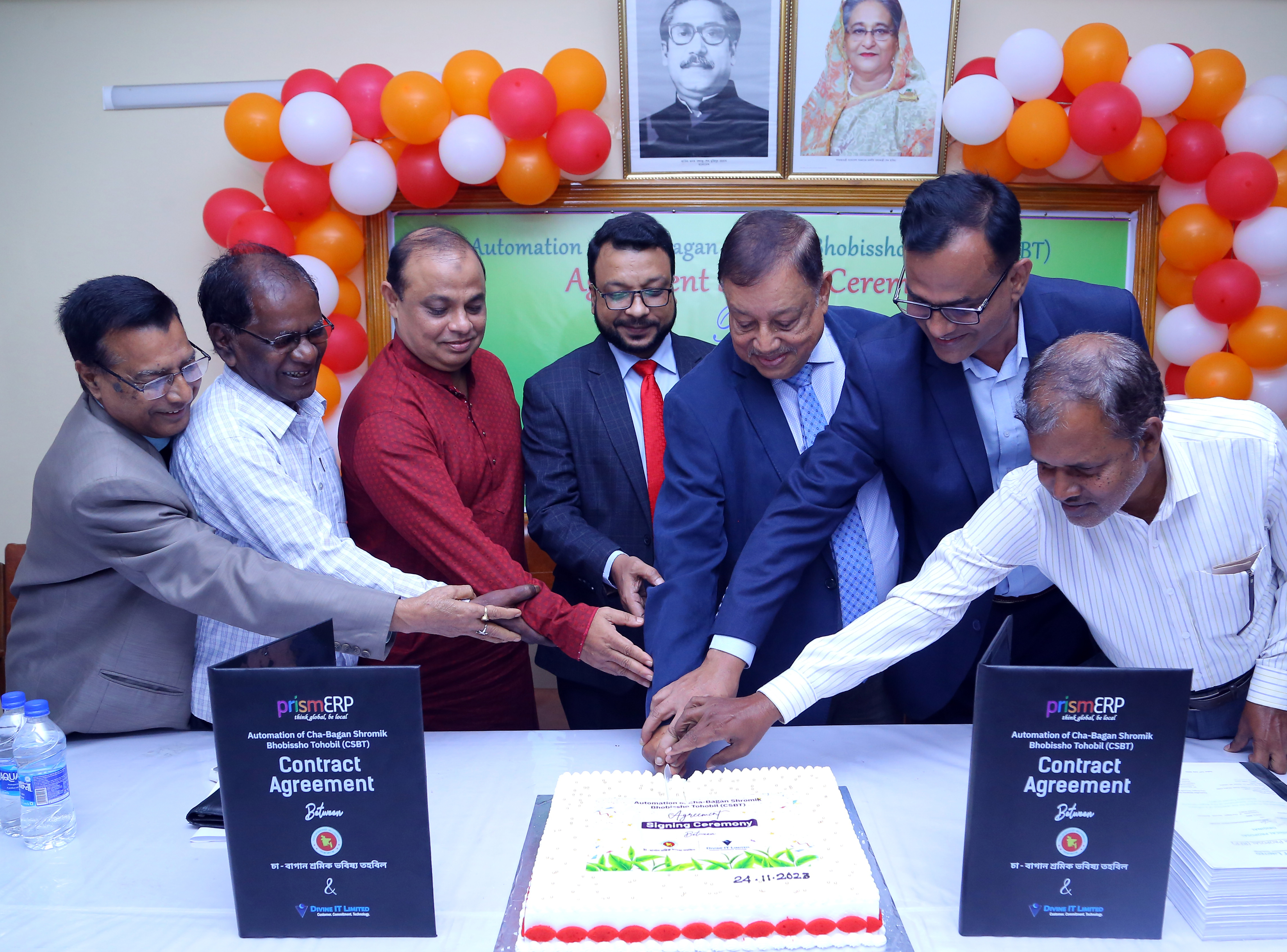 কেক কেটে চুক্তি স্বাক্ষর অনুষ্ঠান উদযাপন করা হয়।