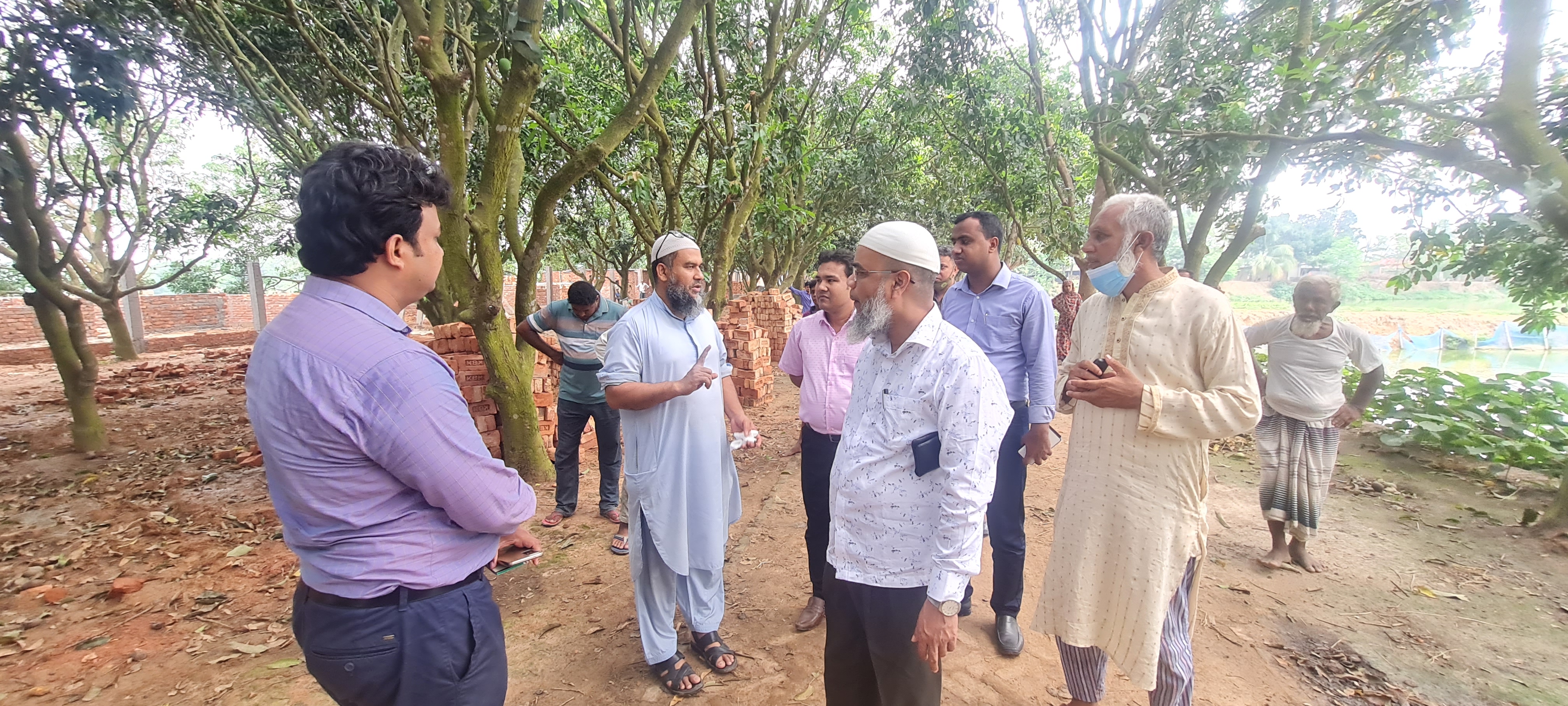 পরিকল্পনা মন্ত্রণালয়ের উপ সচিব মহোদয় দিনাজপুর জেলার ঘোড়াঘাট উপজেলা পালশা ইউনিয়নের আন্দিয়া গুচ্ছগ্রাম পরিদর্শন করছেন