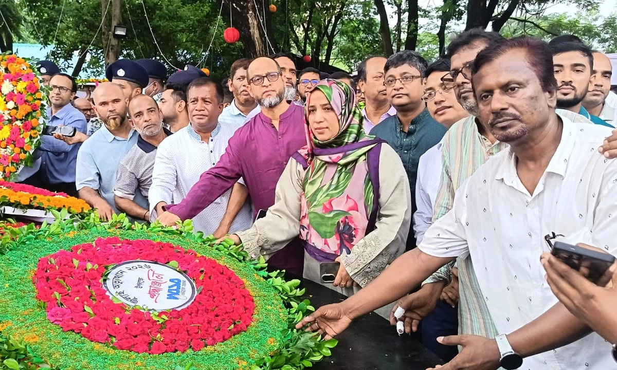 গত ৫ আগস্ট নতুন রেল ষ্টেশনের নিউমার্কেট সংলগ্ন স্থাপিত "জুলাই স্মৃতিস্মম্ভ" তে পুষ্পস্তবক অর্পণ করেন চট্টগ্রাম ওয়াসার কর্মকর্তা কর্মচারীবৃন্দ।
