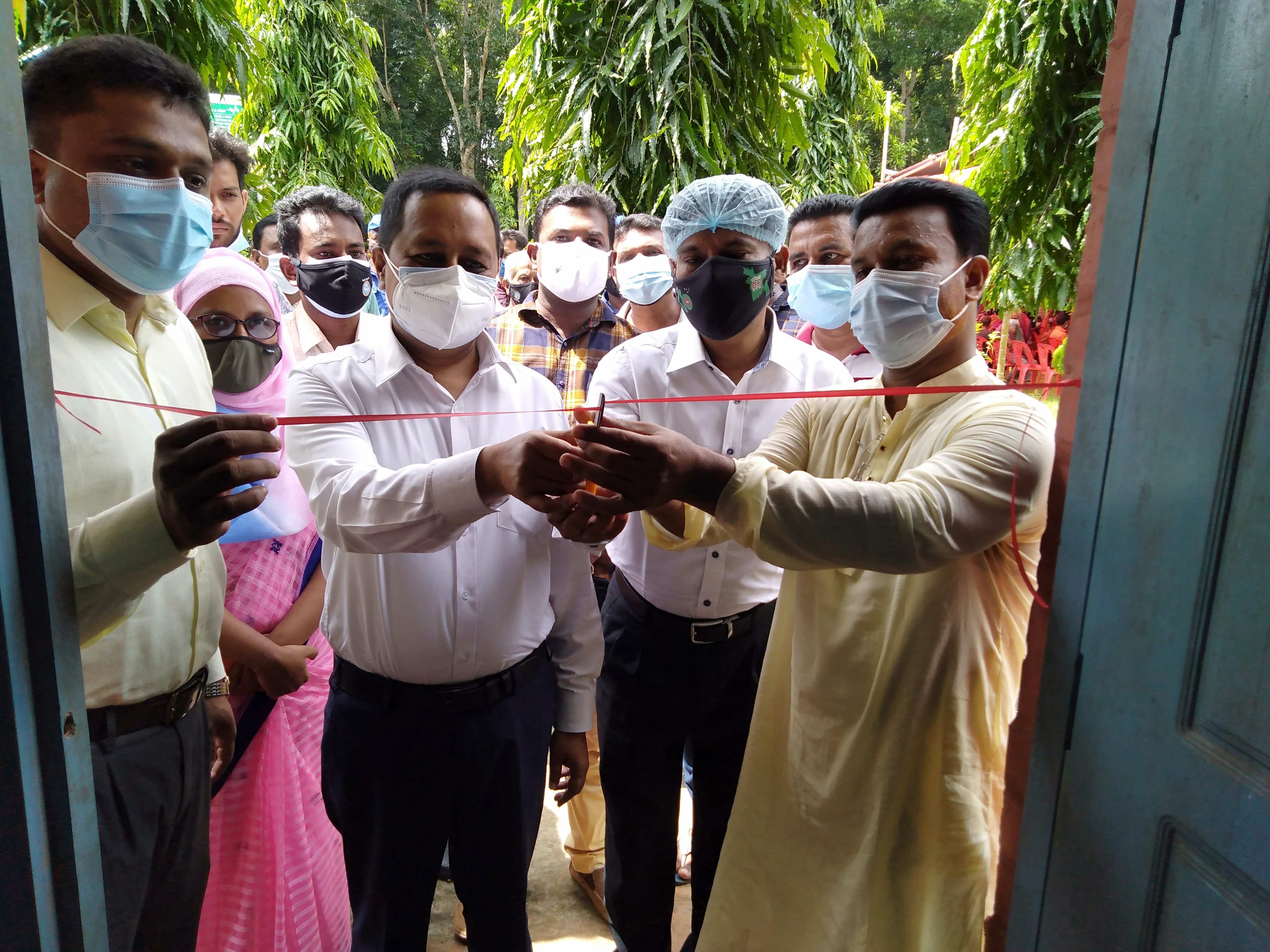 ডিসি স্যার দাদপুর ইউপি মুজিব বর্ষ উপলক্ষে নির্মিত পাঠাগার উদ্ধোধন করেন।