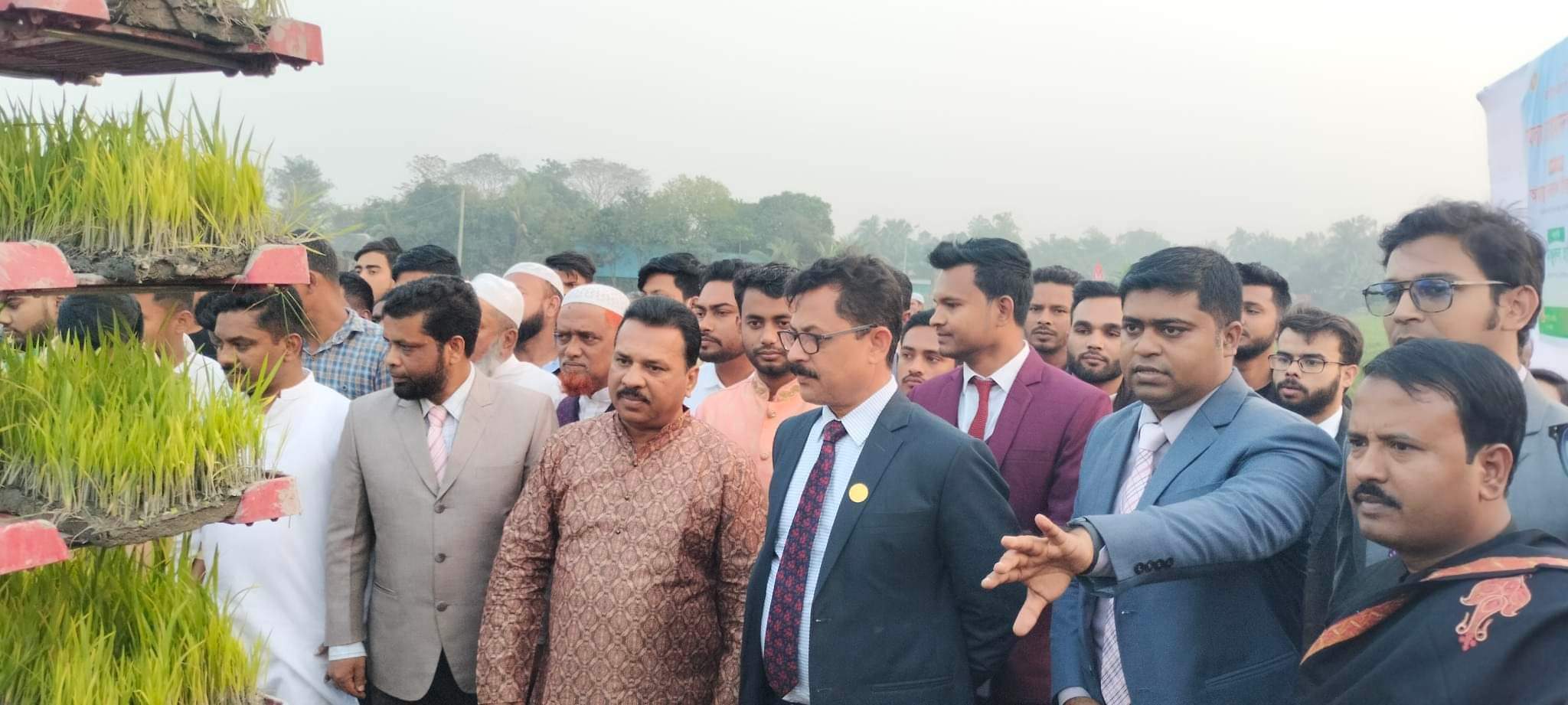 রাইস ট্রান্সপ্লান্টারের মাধ্যমে ধানেরচারা রোপন করে সমলয়ের উদ্বোধন