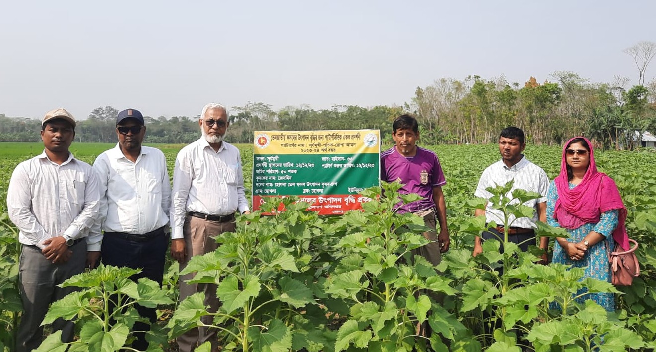 উপপরিচালক মহোদয় কর্তৃক প্রদর্শনী পরিদর্শন