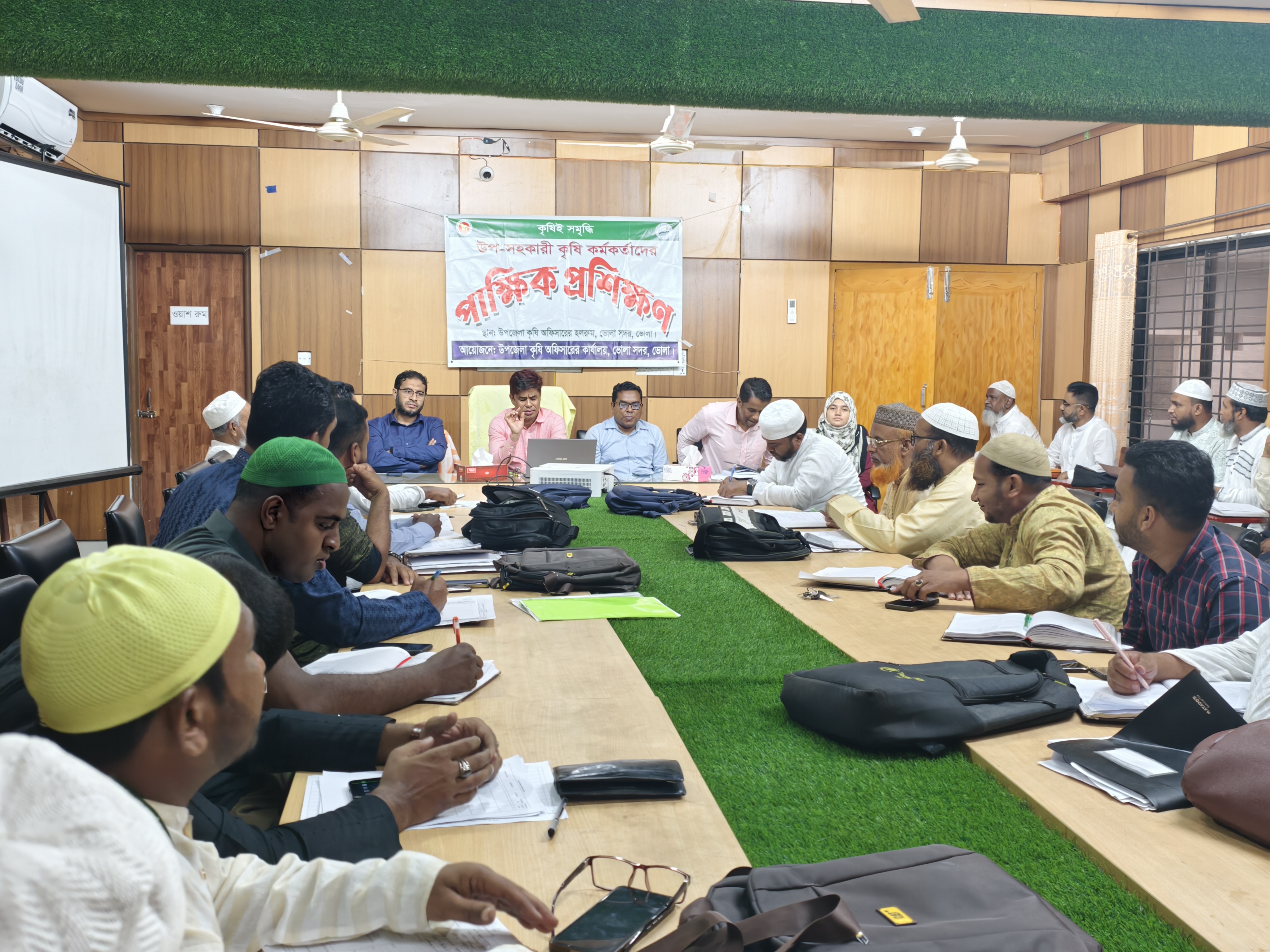 উপসহকারী কৃষি কর্মকর্তাগণের পাক্ষিক প্রশিক্ষণ অনুষ্ঠানে স্বাগত বক্তব্য প্রদান করছেন জনাব মো: খায়রুল ইসলাম, উপপরিচালক, কৃষি সম্প্রসারণ অধিদপ্তর, খামারবাড়ি, ভোলা মহোদয়।