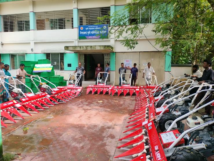 বোদা উপজেলায় কৃষি গ্রুপে কৃষি যন্ত্র বিতরণ