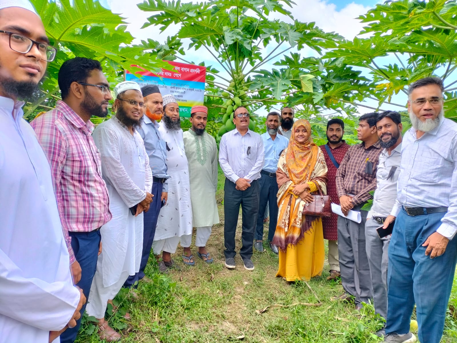 উধ্বতন কর্মকর্তার সাথে তোলা ছবি