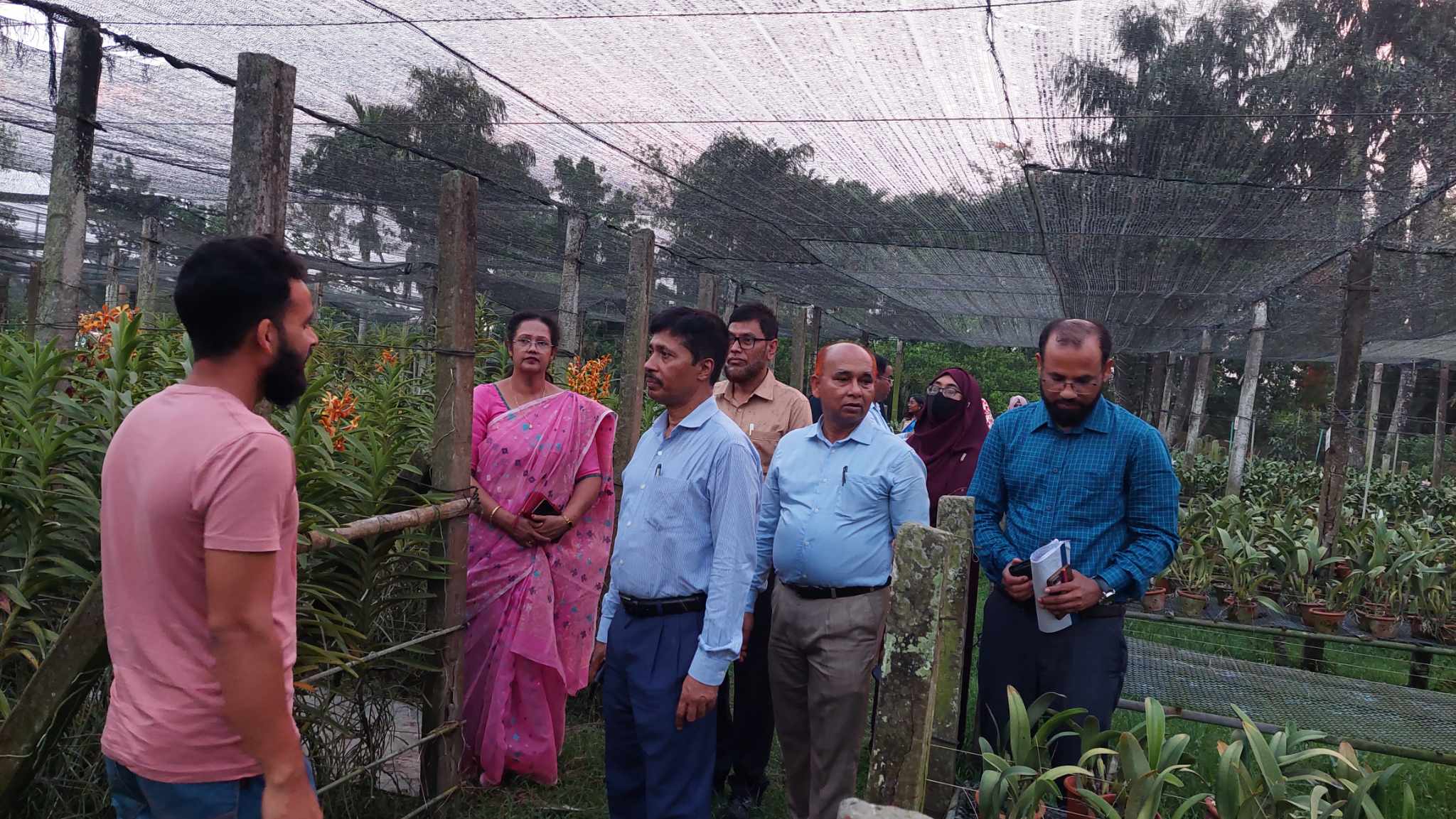 ডিজি এবং সচিব মহোদয়কে নিয়ে অর্কিড বাগান পরিদর্শন