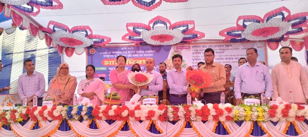 মাঠদিবস ও কৃষক সমাবেশে মাননীয় ডিজি এবং মাননীয় অতিরিক্ত সচিব মহোদয়কে ফুলেল শুভেচ্ছা