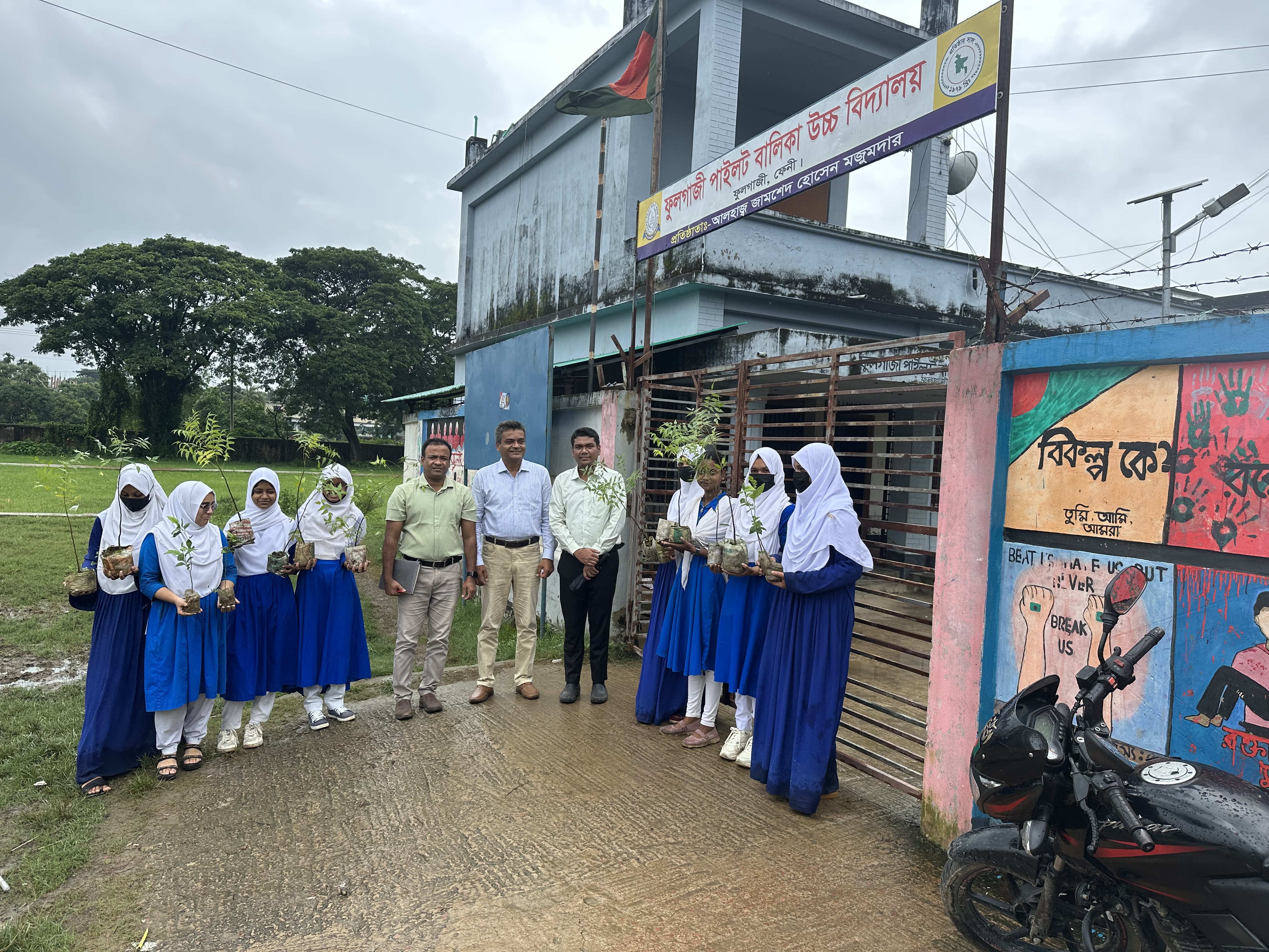 শিক্ষার্থীদের মাঝে প্রণোদনার চারা বিতরণ