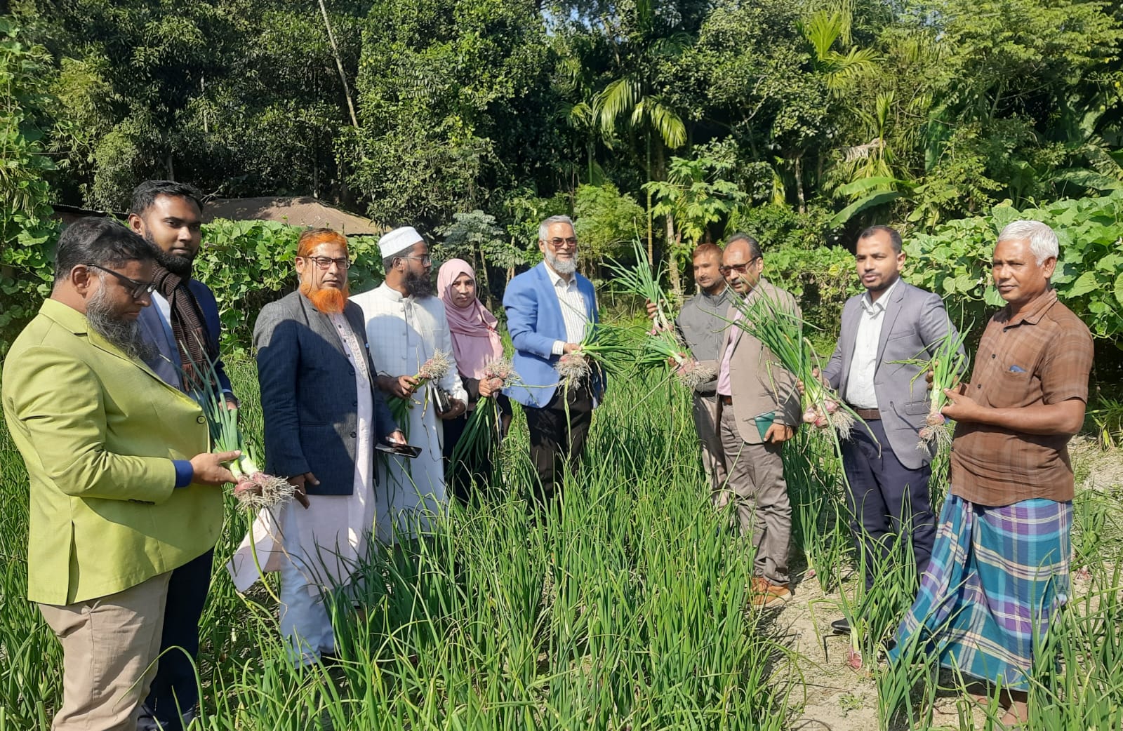 ছবিতে বিভিন্ন কার্যক্রম