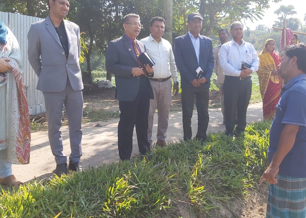 গাজীপুর সদর উপজেলায় অনাবাদি পতিত জমি ও বসতবাড়ির আঙ্গিনায় পারিবারিক পুষ্টি বাগান স্থাপন প্রকল্পের আওতায় কার্যক্রম পরিদর্শন করেন ঢাকা রিজিয়িনের অতিরিক্ত পরিচালক স্যার