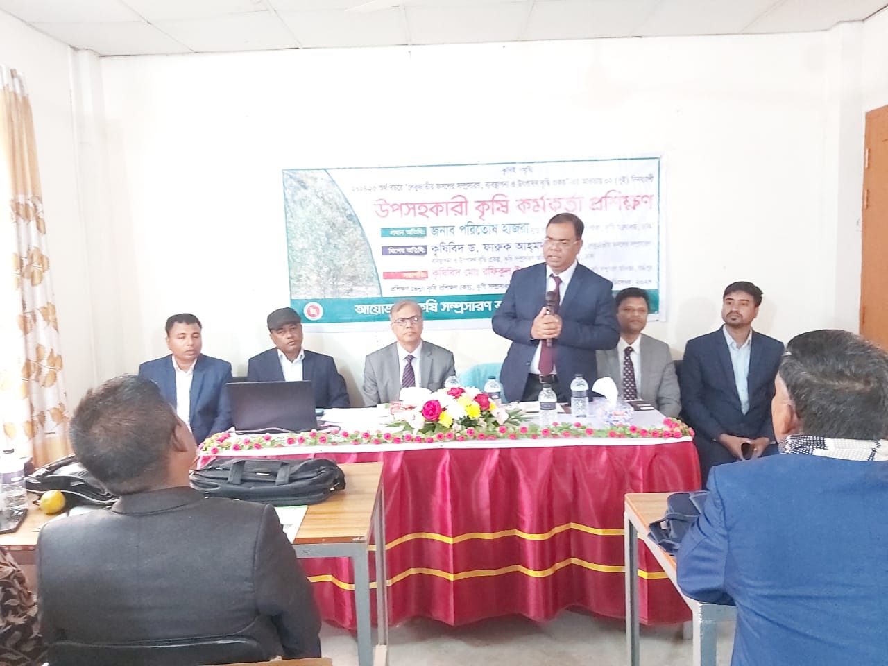 ২০২৪-২৫ অর্থ বছরে লেবু জাতীয় ফসলের সম্প্রসারণ, ব্যবস্থাপনা ও উৎপাদন বৃদ্ধি প্রকল্পের আওতায় দুদিন ব্যাপী উপসহকারী কৃষি কর্মকর্তাদের প্রশিক্ষণ কার্যক্রমে প্রধান অতিথি হিসাবে উপস্থিত রয়েছেন জনাব পরিতোষ হাজরা,যুগ্ম সচিব,প্রশাসন অধিশাখা,কৃষি মন্ত্রণালয়