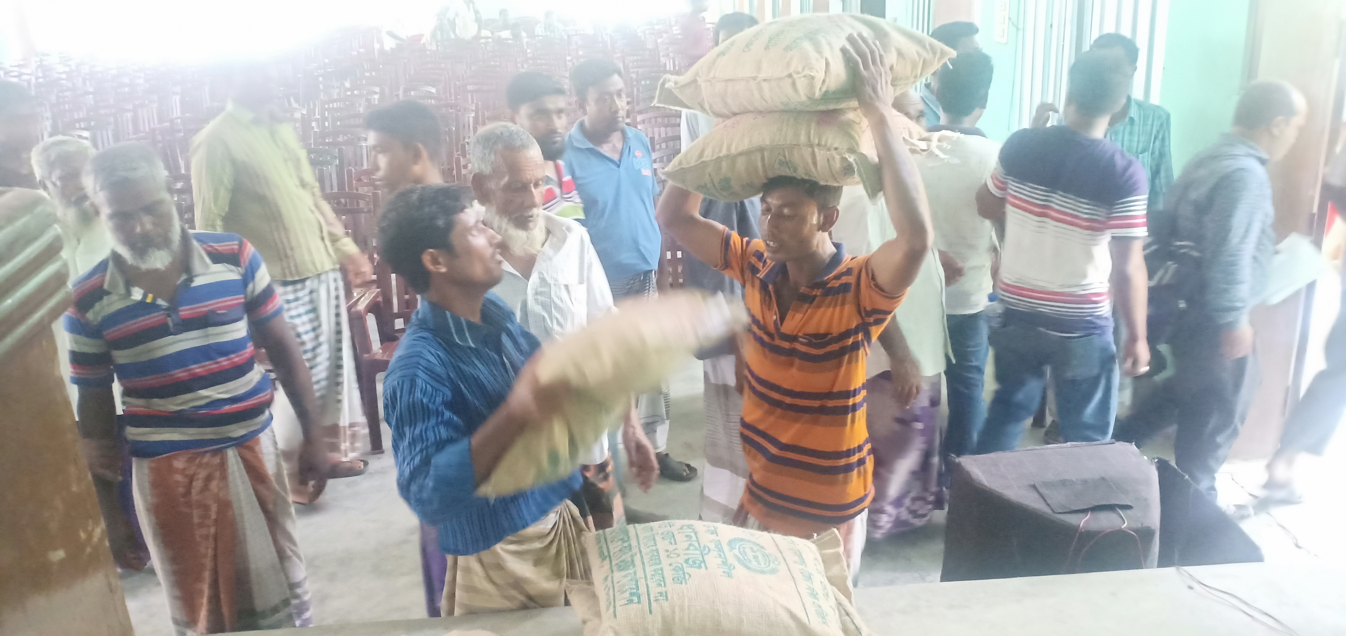 প্রণোদনা কর্মসূচির আওতায় বিনামূল্যে সার ও বীজ গ্রহণ করছেন কৃষক দল 