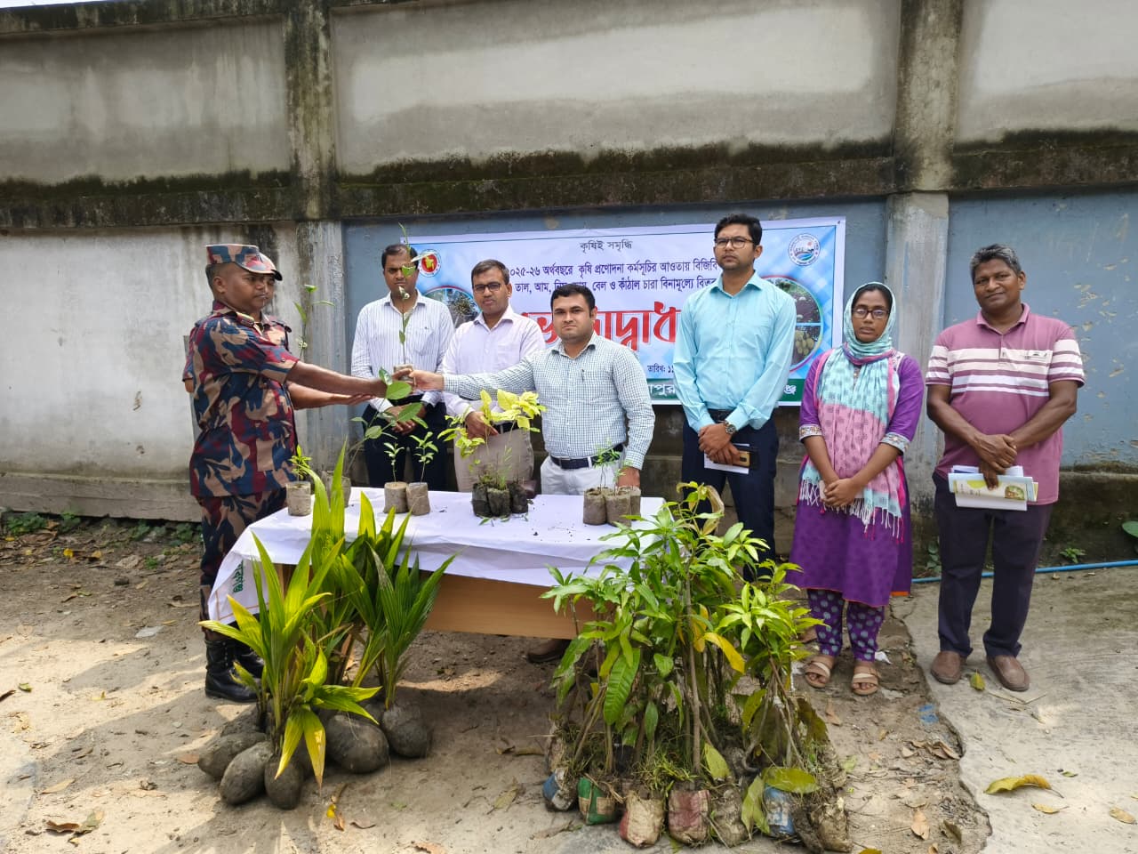 বিজিবি ক্যাম্পে বিভিন্ন গাছের চারা বিতরণ