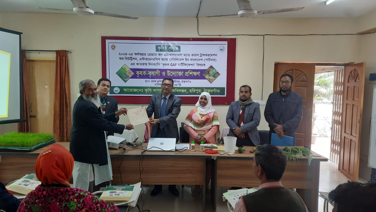 কৃষক-কৃষাণীদের মাঝে উত্তম কৃষি চর্চা বিষয়ক প্রশিক্ষন