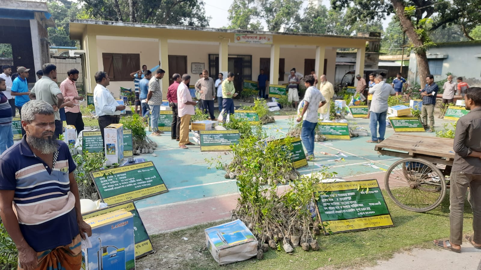 প্রদর্শনীর উপকরণ বিতরণ