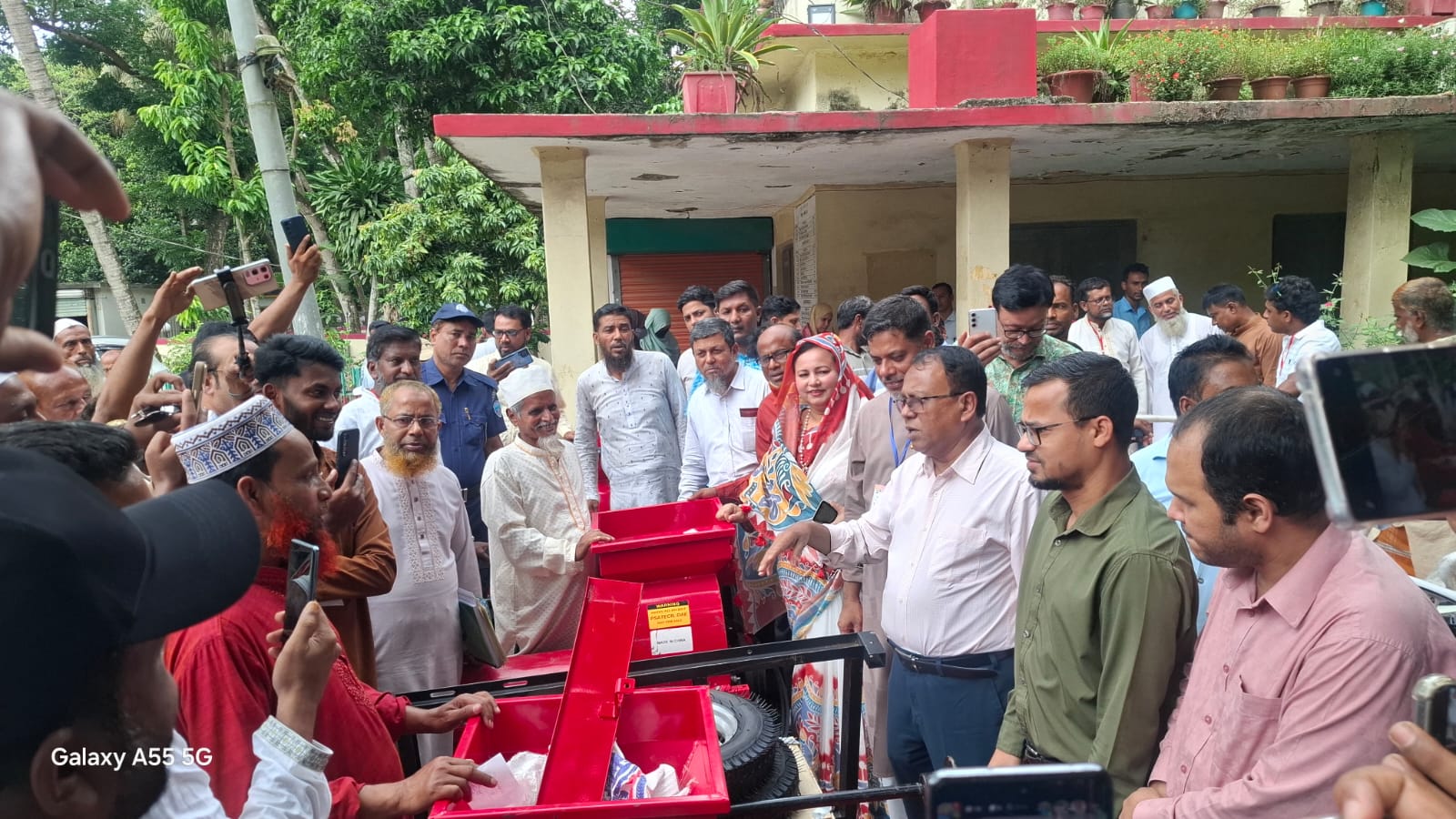 কৃষি যন্ত্রপাতি বিতরণ