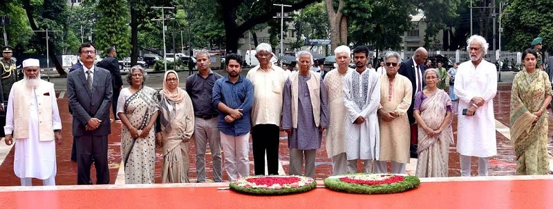 কেন্দ্রীয় শহীদ মিনারে ভাষা আন্দোলনের বীর শহিদদের প্রতি ড. ইউনূসসহ অন্যান্য উপদেষ্টাদের শ্রদ্ধা