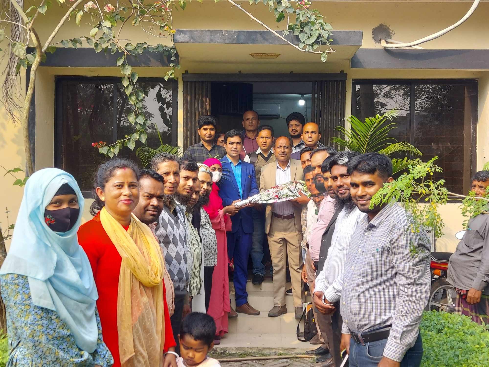 জনাব মোঃ এনামুল হক সরদার, উপ সহকারী কৃষি অফিসার, কালকিনি এর চাকরী জীবনের শেষ কনফারেন্স এর শুভেচ্ছা