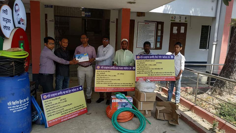 কৃষকদের মাঝে সেচ সাশ্রয়ী ফিতা পাইপ,হ্যান্ডশাওয়ার ও ড্রিপসেচ বিতরণে উপস্থিত ছিলেন জনাব মোহাম্মদ বারিউল করিম খান,উপজেলা নির্বাহী ফিসার,কানাইঘাট মহোদয়, জনাব তানভীর আহমেদ সরকার,উপজেলা কৃষি অফিসার,কানাইঘাট,সিলেট মহোদয় এবং কৃষি সম্প্রসারণ অফিসার,কানাইঘাট মহোদয়। প্রকল্পঃ খামার পর্যায়ে পানি ব্যবস্থাপনার মাধ্যমে ফসল উৎপাদন প্রকল্প