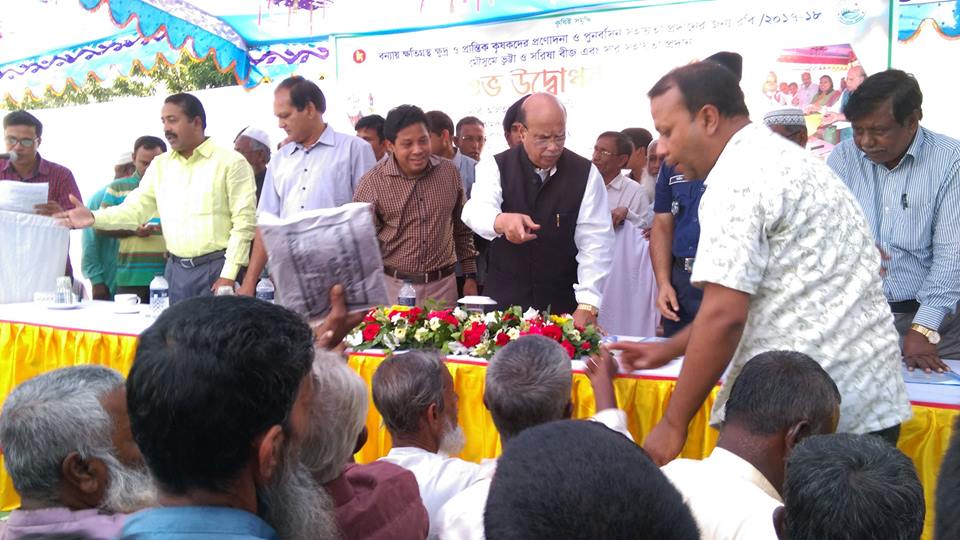 ৮ ডিসেম্বর, ২০১৭ তারিখে কাজিপুর উপজেলায় বন্যায় ক্ষতিগ্রস্ত প্রান্তিক চাষীদের মাঝে রবি-২০১৭-১৮ মৌসুমে কৃষি প্রণোদনা সহায়তা হিসেবে ভুট্টা ও সরিষা বীজ ও সার বিতরণ করেন স্বাস্থ্য ও পরিবার কল্যাণ মন্ত্রী আলহাজ্ব মোহাম্মদ নাসিম, এমপি