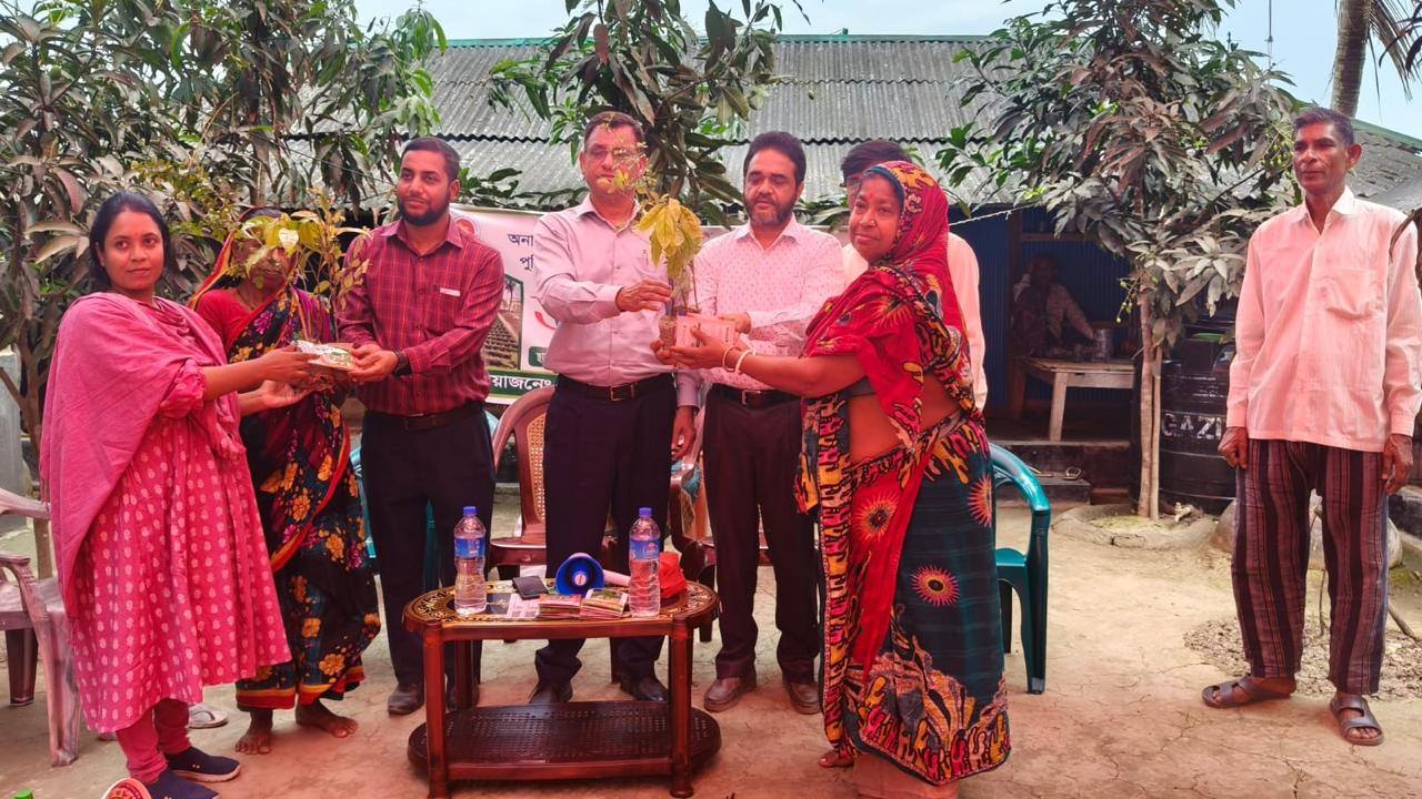 দা‌কোপ উপ‌জেলায় "অনাবাদি প‌তিত জ‌মি ও বসত বা‌ড়ির আঙ্গিনায় পারিবা‌রিক পু‌ষ্টি বাগান স্থাপন প্রকল্প" এর আওতায় এক ব্যাচ কৃষক প্রশিক্ষণ অনুষ্ঠিত হয়ে।