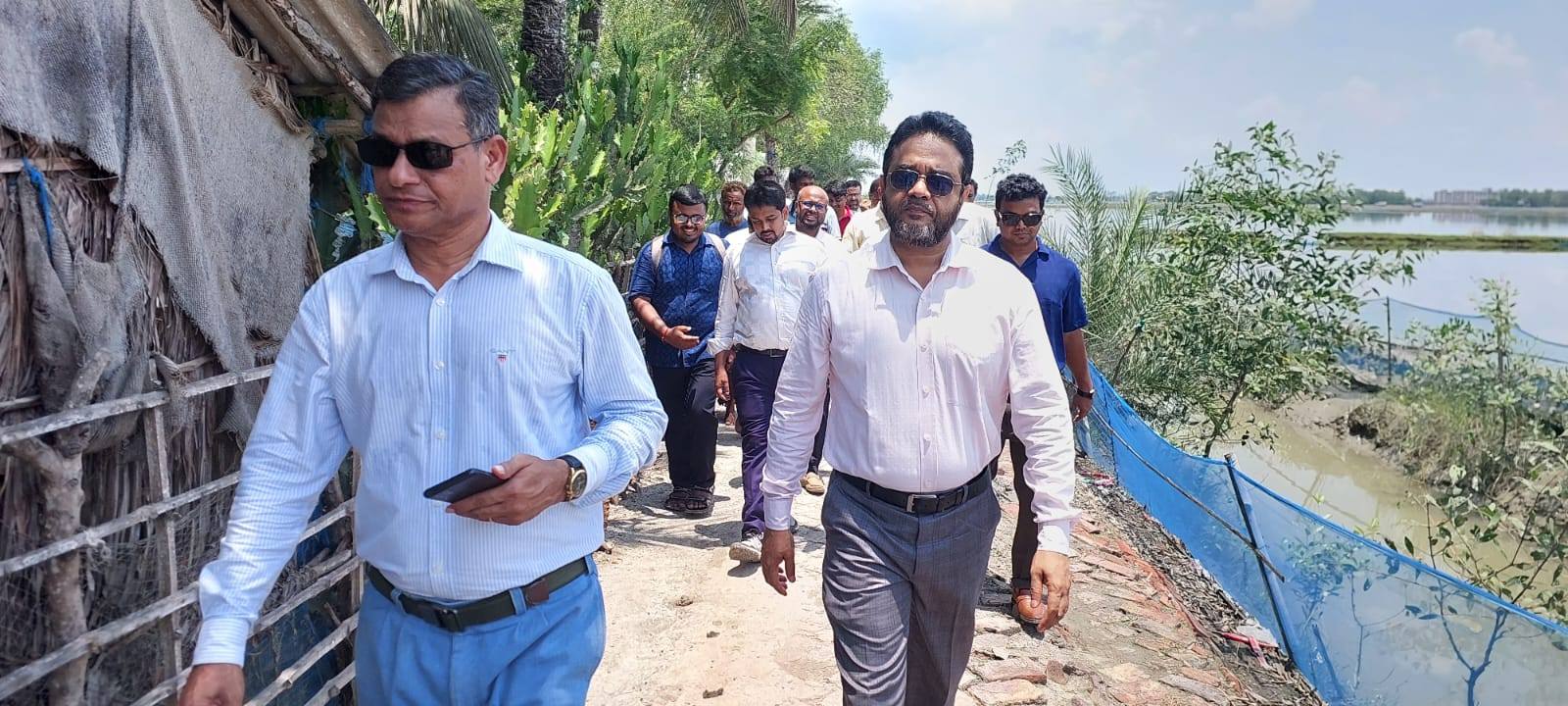 অতিরিক্ত পরিচালক স্যারের পাইকগাছা সফর ও দিনব্যাপী বিভিন্ন কার্যক্রমে অংশগ্রহণ .শিকিরবিল খাল পরিদর্শন কামাক্ষীর খাল পরিদর্শন গ্যাপ ট্রেনিং এ অংশগ্রহণ ধৈঞ্চার বীজ বিতরণ সিমিট প্রদত্ত ট্রেনিং এ অংশগ্রহণ ট্রেতে আউশের বীজতলা স্থাপন দিনব্যাপী
