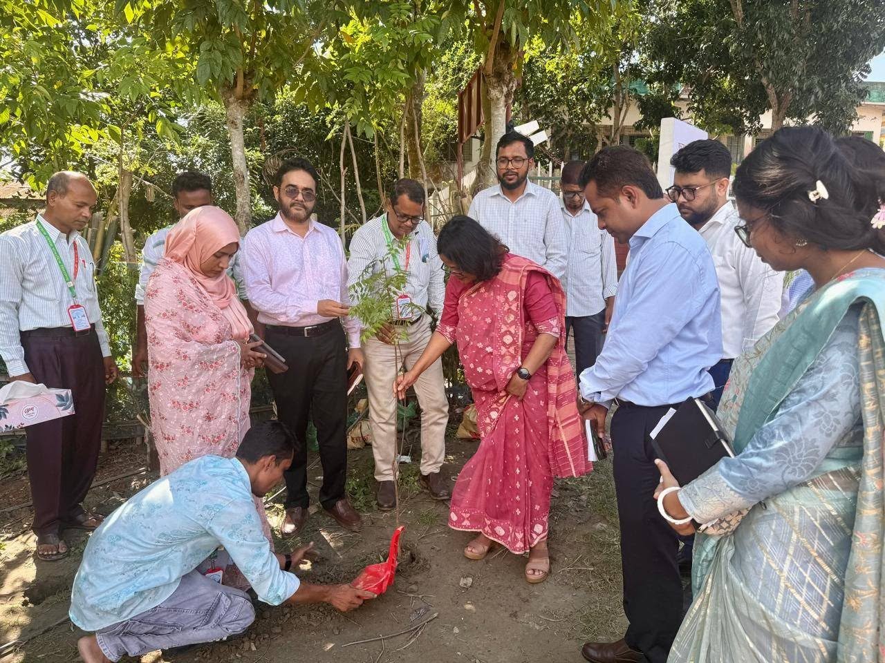 মাননীয় প্রধানমন্ত্রী পানখালী গ্রাম, দাকোপ SDG Village এর শুভ উদ্বোধন ঘোষণা করেন। অনুষ্ঠানে উপস্থিত ছিলেন খুলনা জেলার জেলা প্রশাসক, উপপরিচালক স্যার এবং দাকোপ উপজেলার সকল কর্মকর্তা বৃন্দ। গাছের চারা লাগানোর মাধ্যমে SDG Village এর কার্যক্রম শুরু হয়।