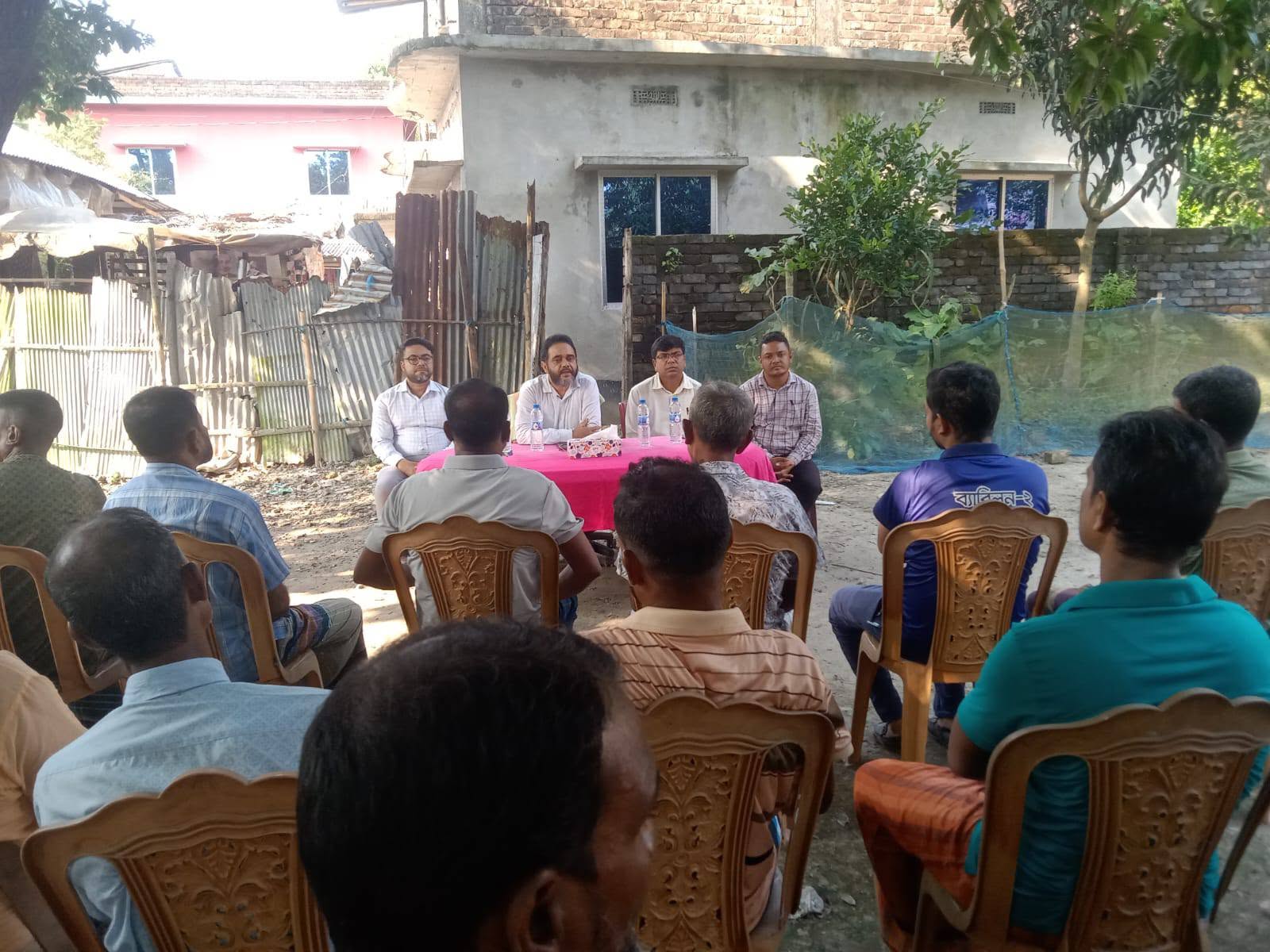 বটিয়াঘাটা উপজেলায় কৃষকদের মাঝে কৃষি কার্ড বিতরণের তথ্য সংগ্রহ কার্যক্রম সরজমিনে পরিদর্শন, কৃষকদের সাথে মতবিনিময় ও সারের দোকান পরিদর্শন করেন