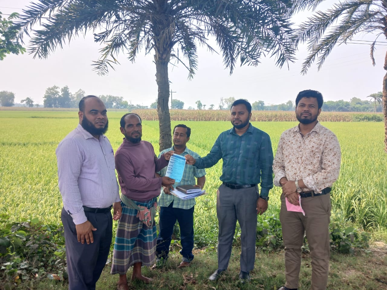 কৃষক পর্যায়ে সচেনতা বৃদ্ধিতে লিফলেট বিতরণ