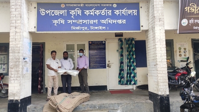 তারিখ: ৩০-১০-২০২১; আধুনিক প্রযুক্তির মাধ্যমে কৃষক পর্যায়ে উন্নতমানের ধান, গম ও পাট বীজ উৎপাদন সংরক্ষণ ও বিতরণ প্রকল্পের আওয়তায় পাটের বস্তা বিতরণ।