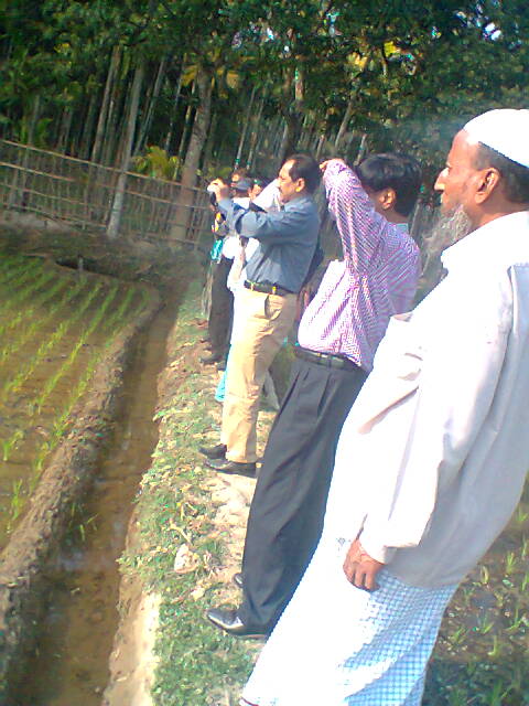 প্রকল্প পরিচালক প্রদর্শনী পরিদর্শ করতেছে।