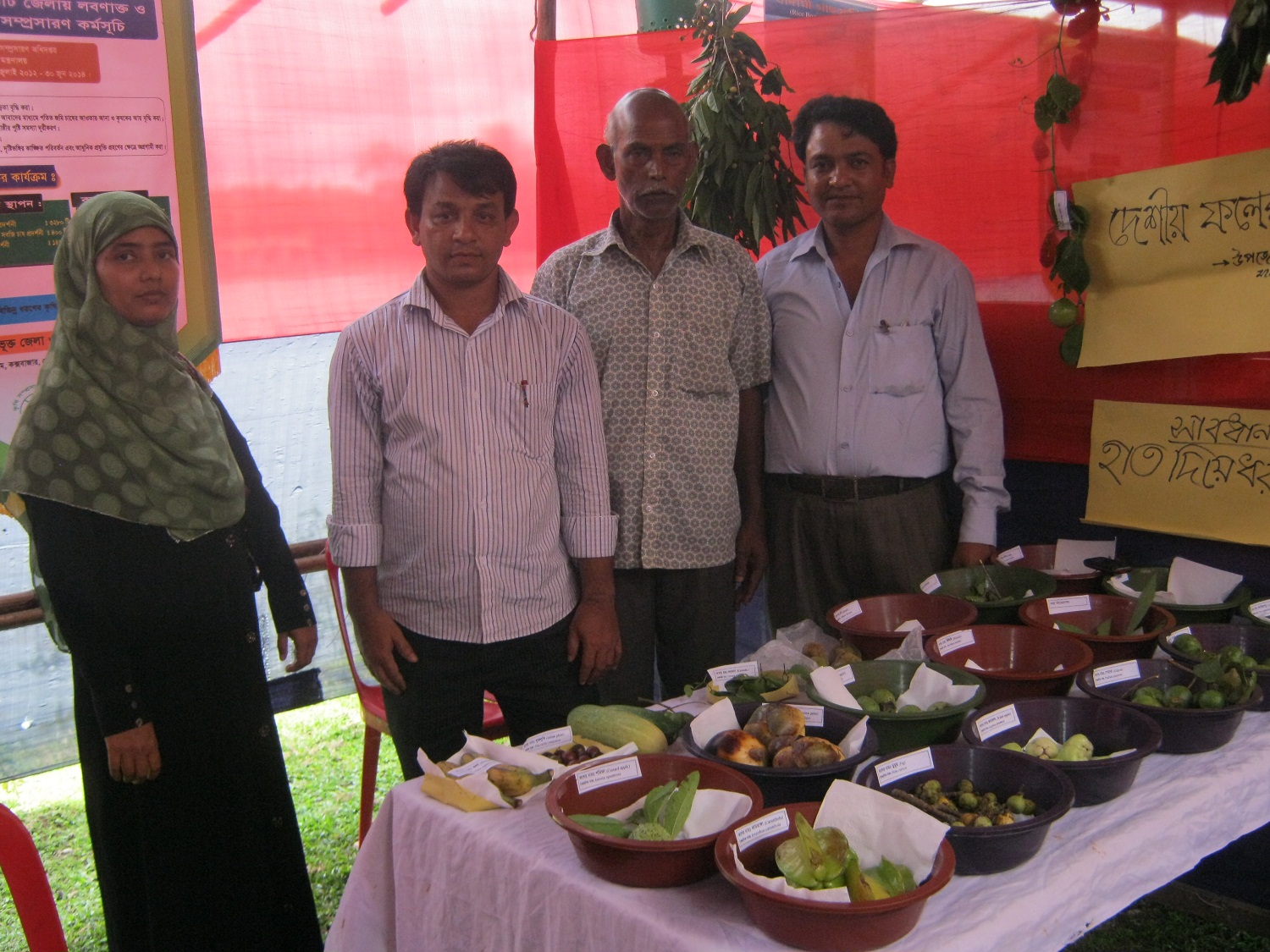 ফল ও বৃক্ষ মেলায়-২০১৩ইং এর ফলের এষ্টোলে উপস্থিত আছেন উপ-সহকারী কৃষি কর্মকর্তা ও উপ-সহকারী উদ্ভিদ স্ংরক্ষণ কর্মকর্তা। ।
