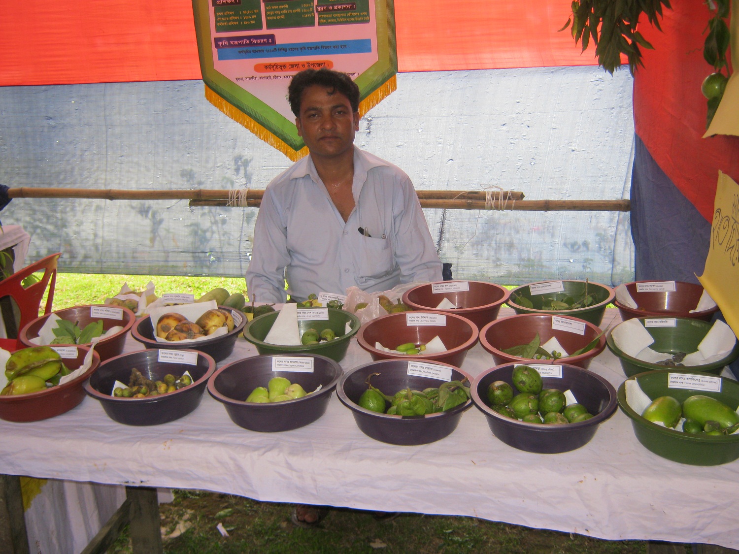 ফল ও বৃক্ষ মেলায়-২০১৩ইং এর ফলের এষ্টোল উপস্থিত আছেন উপ-সহকারী কৃষি কর্মকর্তা।
