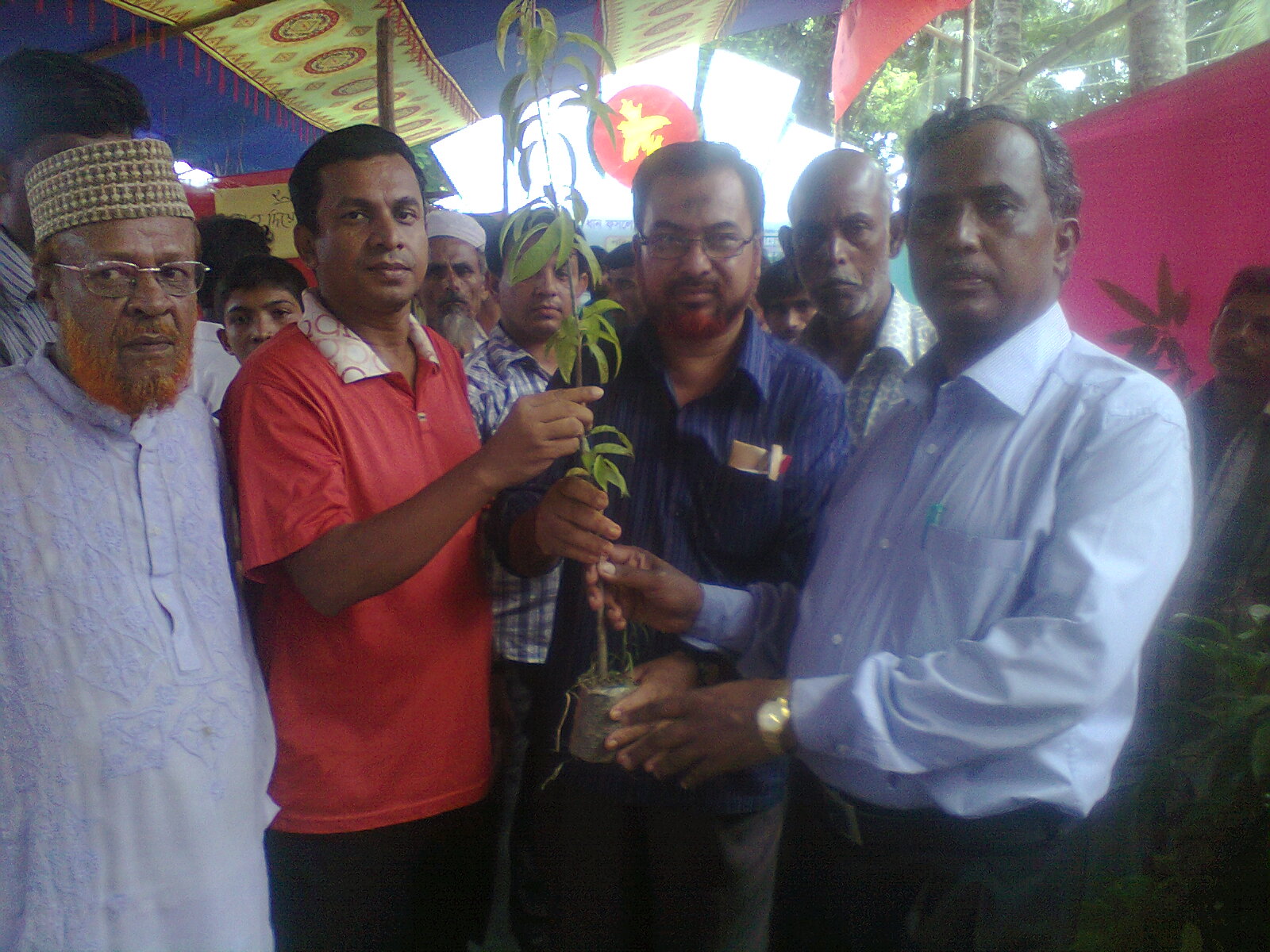 ফল ও বৃক্ষ মেলায় চারা বিতরণ করছেন উপজেলা কৃষি কর্মকর্তা ও জেলা প্রশিক্ষণ কর্মকর্তা।