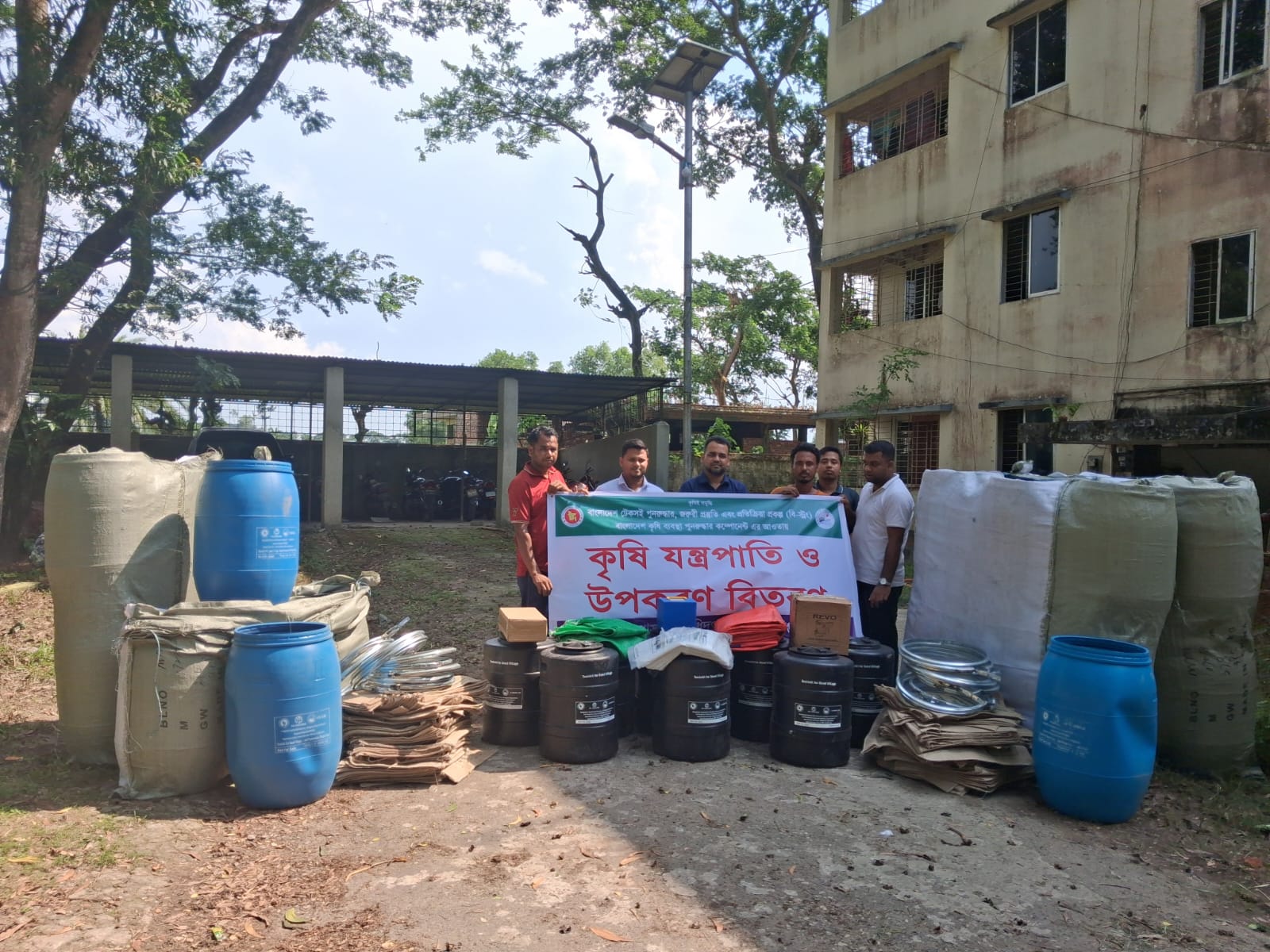 কুৃমিল্লা ও বি-স্ট্রং প্রকল্পের যন্ত্রপাতি বিতরণ