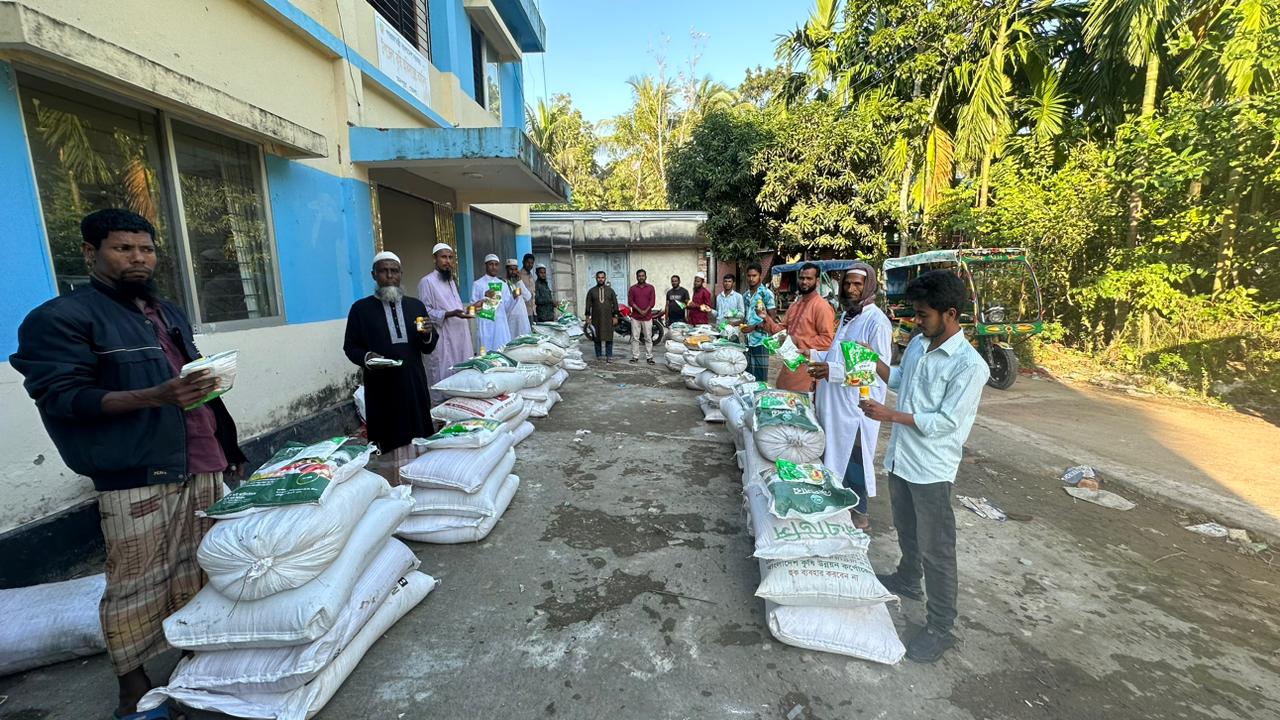 কৃষি উপকরন ও মালামাল বিতরণ