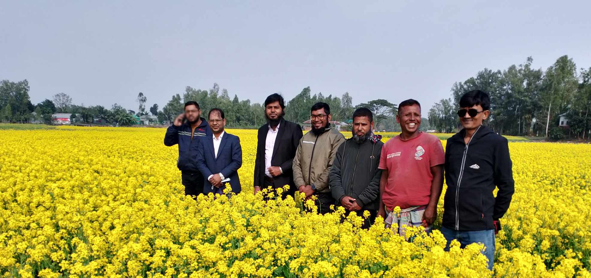 এস. এম. রাশেদুল হাসান, উপজেলা কৃষি অফিসার, নাগরপুর, টাঙ্গাইল এঁর সরিষার মাঠ পরিদর্শন।