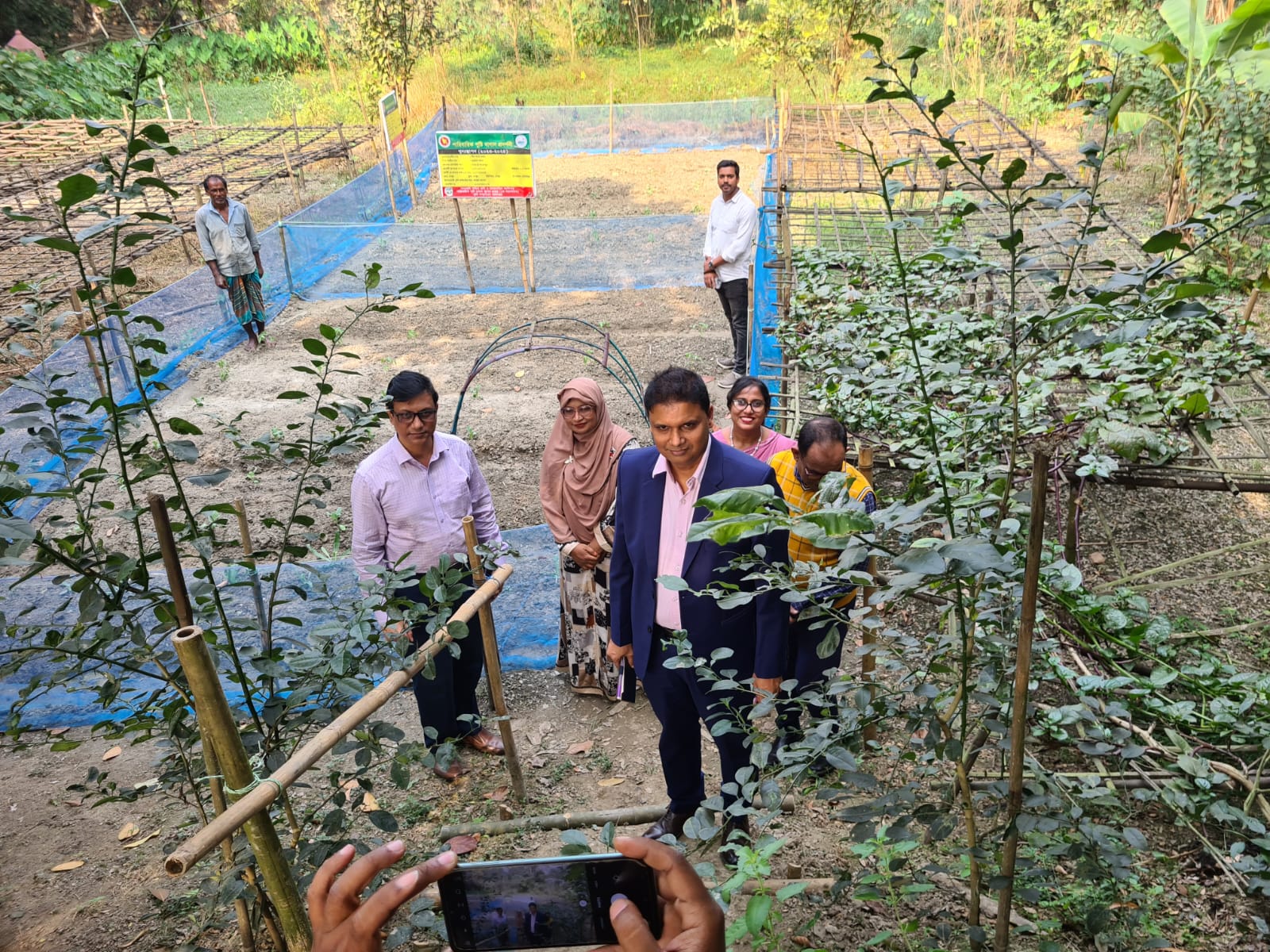 অনাবাদী পতিত ও বসতবাড়ির আঙিনায় পারিবারিক পুষ্টি বাগান স্থাপন প্রকল্প