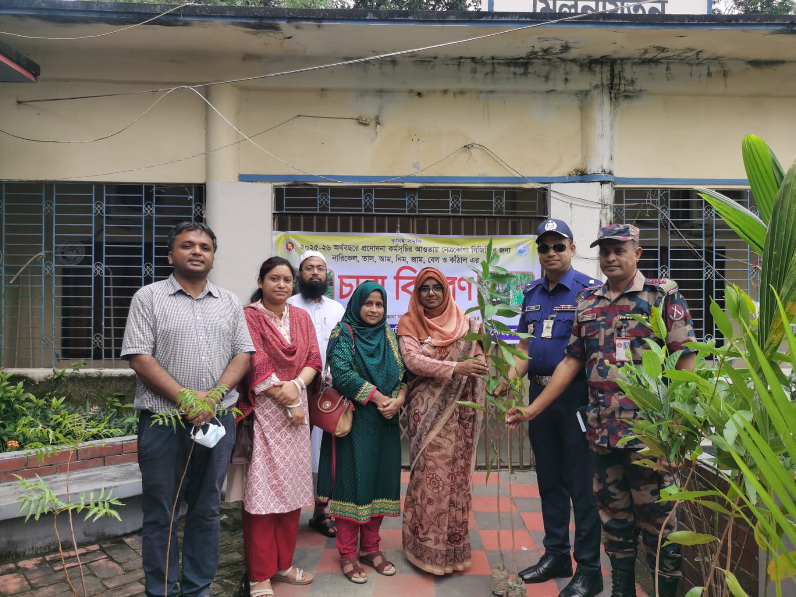 ফলের চারা বিতরণ