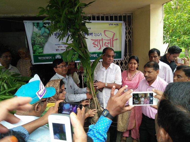 কৃষি প্রযুক্তি ও ফলদ বৃক্ষমেলা-২০১৭ এর চারা বিতরণ