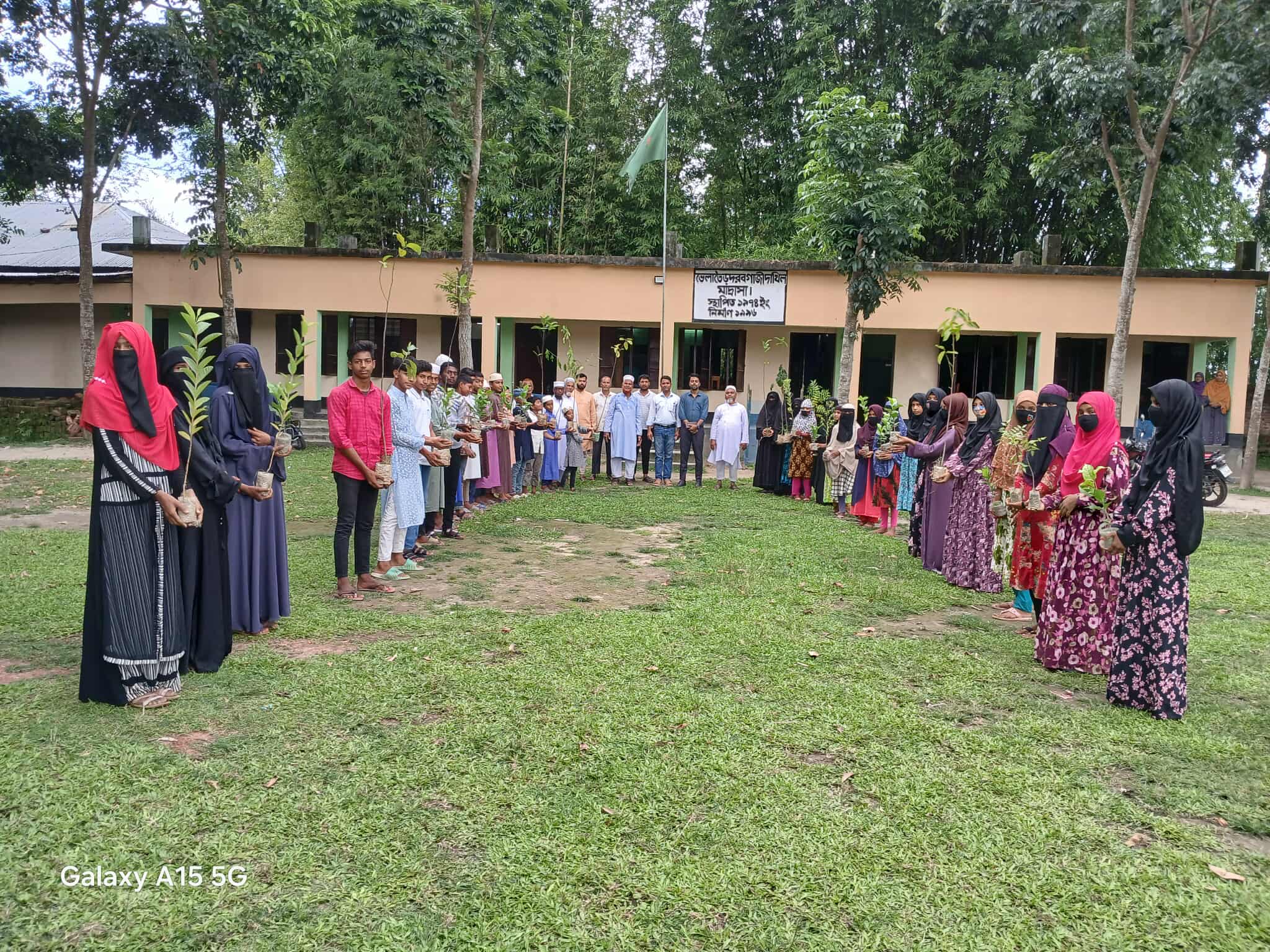 প্রণোদনা কর্মসূচির আওতায় শিক্ষার্থীদের মাঝে চারা বিতরণ