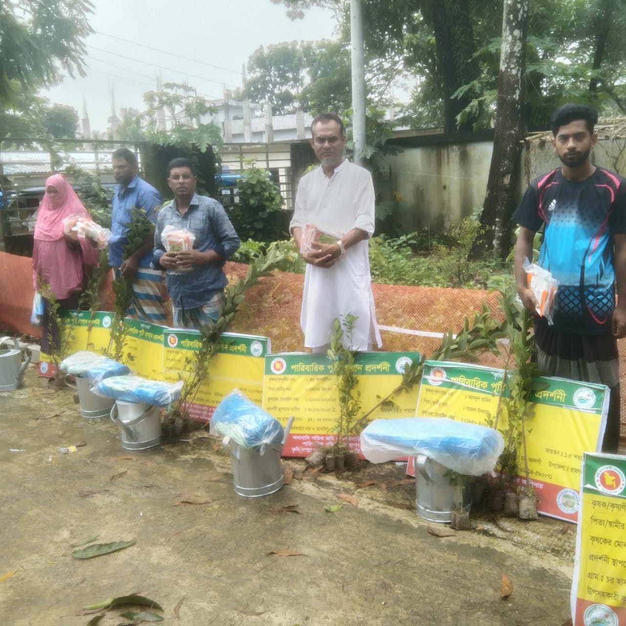 অনাবাদি পতিত জমি ও বসতবাড়ি আঙ্গিনায় পুষ্টি বাগান স্থাপন প্রকল্পের আওতায় পুষ্টি বাগানের বীজ বিতরণ করেন জেলা প্রশাসক।