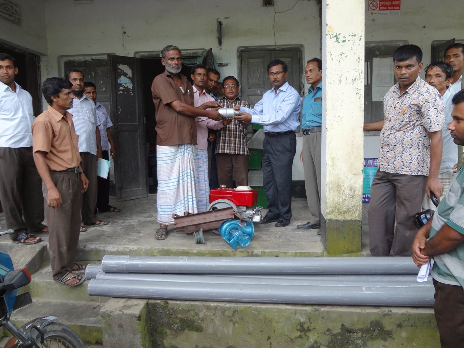 মিঠাপুকুর উপজেলায় কৃষি যন্ত্রপাতি বিতরণ করছেন জনাব ফিরোয আহমদ, উপ পরিচালক, কৃষি সম্প্রসারণ অধিদপ্তর, রংপুর