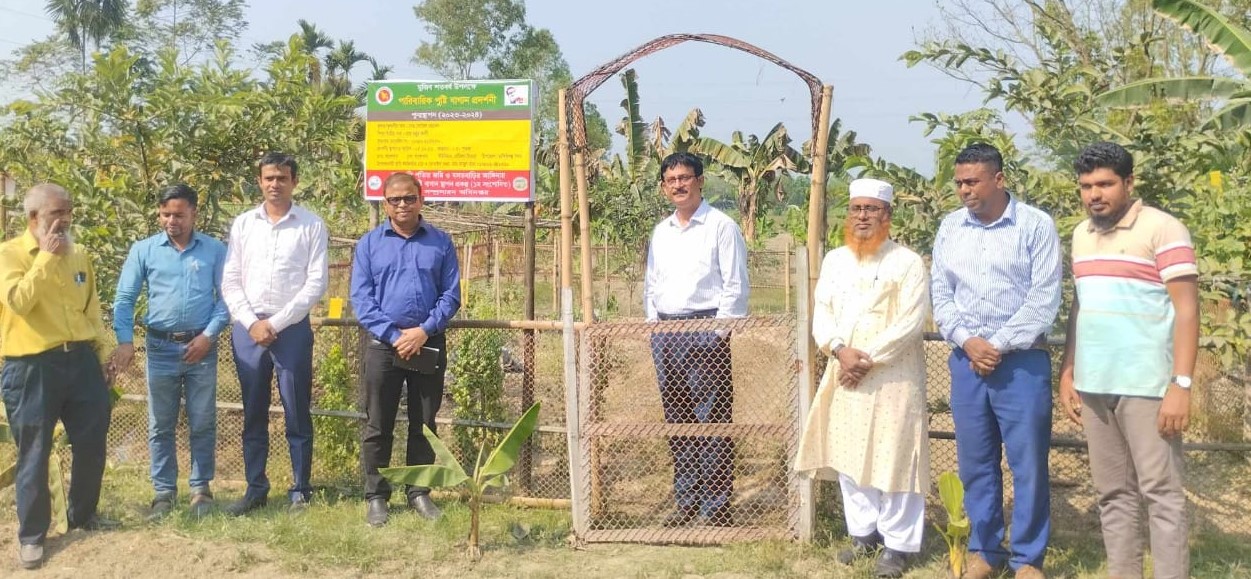 অতিরিক্ত উপপরিচালক স্যার, ঢাকা অঞ্চলের পুষ্টি বাগান পরিদর্শন।