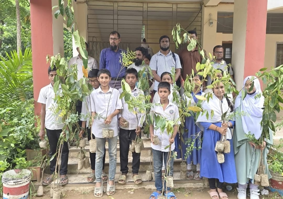 চারা বিতরণ