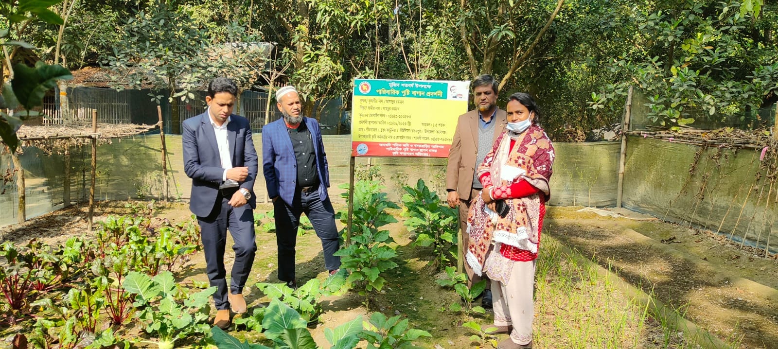 নবযোগদানকৃত উপপরিচালক স্যারকে ফুলেল শুভেচ্ছায় বরণ করে নেওয়া হয়