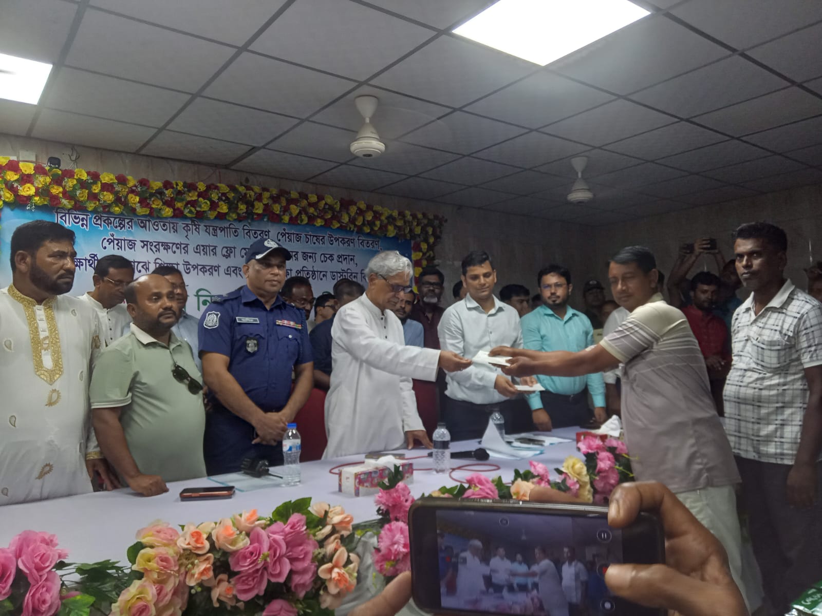 প্রনোদনা বিতরণ